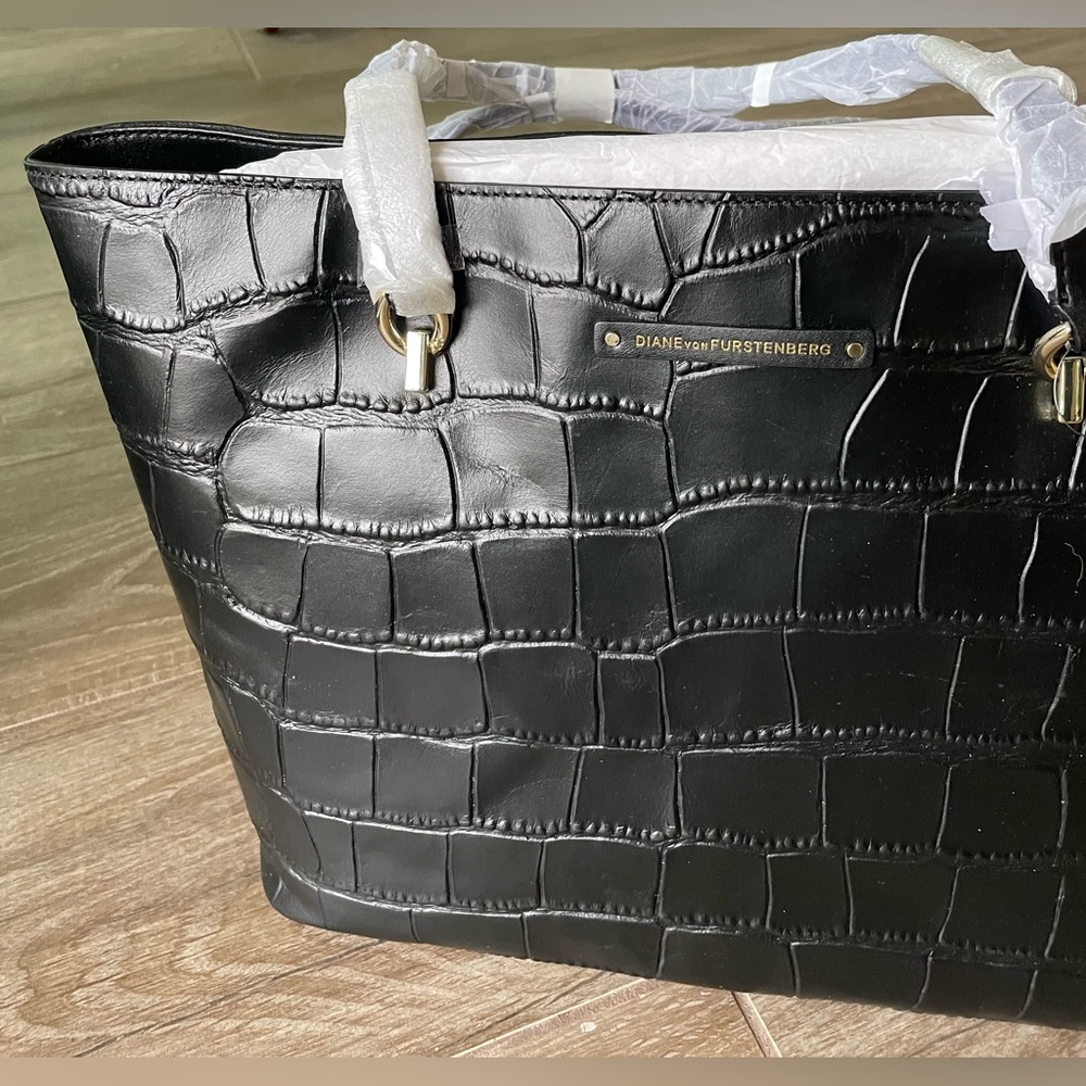 NWT DVF Diane von Furstenberg Large Croc Embossed Voyage Tote Bag Black